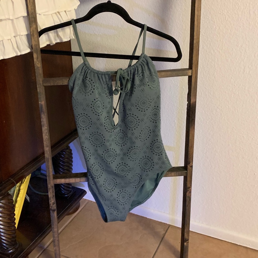 AERIE GREEN EYELET ONE PIECE SWIMSUIT!! SIZE LARGE